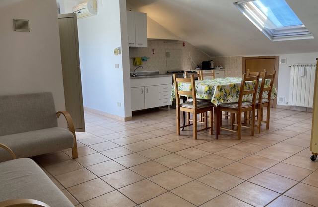 Wohnung in den Hügeln 6 km vom Meer