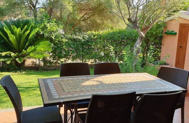 HAUS MIT GROSSEM GARTEN UND GRÜNER WIESE