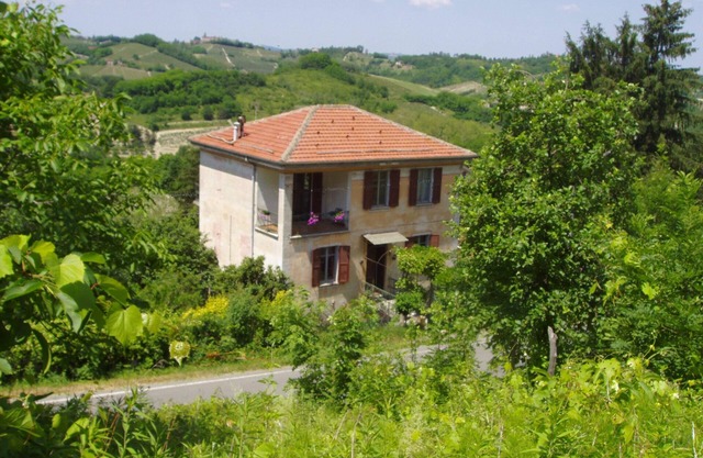 Italienische Landhausvilla mit Pool und Panoramablick über die Weinberge