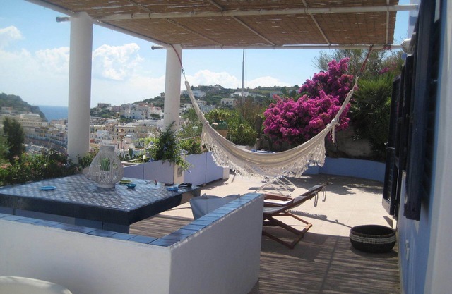 ITALIEN - PONZA Villa mit großer ausgestatteter Terrasse. Herrlicher Blick auf das Meer