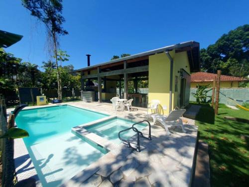 Itamambuca à beira mar com piscina