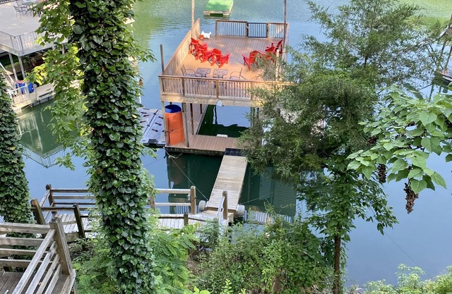 9 BD, 5 ½ BA, Whirlpool, 2 Stry Dock mit Rutsche, 2 Jet-Ski-Docks, Feuerstelle, 24 Schlafplätze