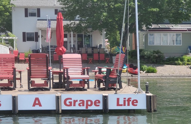Es ist ein Traubenleben-Mieterparadies, Keuka Lake East Side, ebenerdiges Grundstück, Kieselstrand