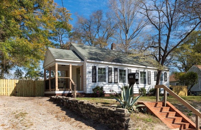 Ivey Cottage: 5 min to Downtown & Pet Friendly!