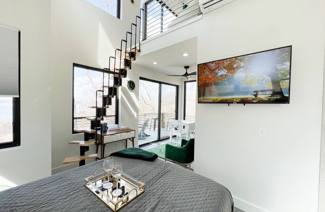 Ivy @ Cobblepot Cottages - Treehouse for Two | 650 Sq Ft | Countryside and Lake Views