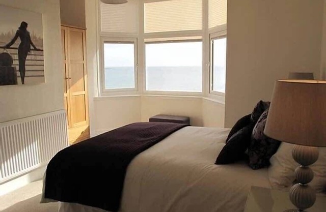 Ivy House - Seafront house with garden seating and stunning sea views!