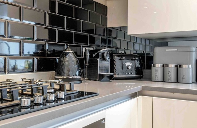J-ViCtOrIA - Spacious 1Bed lift access and AC!