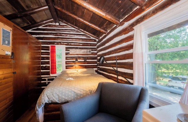 Jack Pine Cabin- North Frontenac Lodge Rustic Cabin