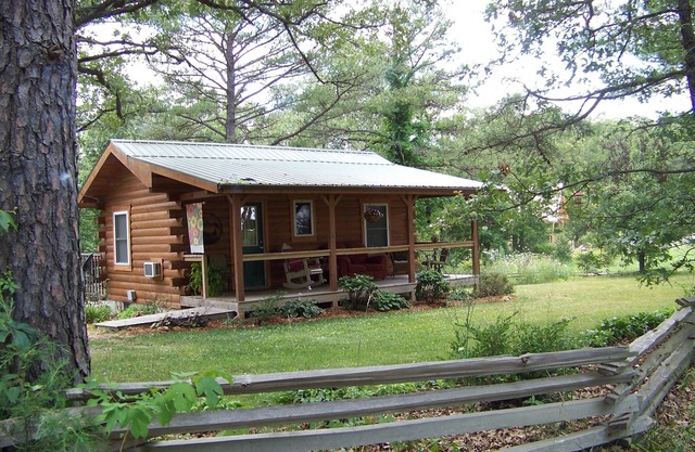 Jacks Log Cabin In der Nähe Meramec River in ruhiger Waldeinstellung mit Whirlpool