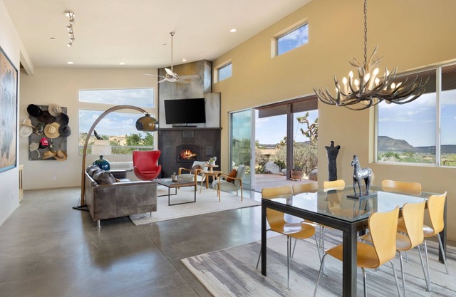Jackalope Junction - Pool, Hot Tub, Fire Pit, BBQ and Desert Views!
