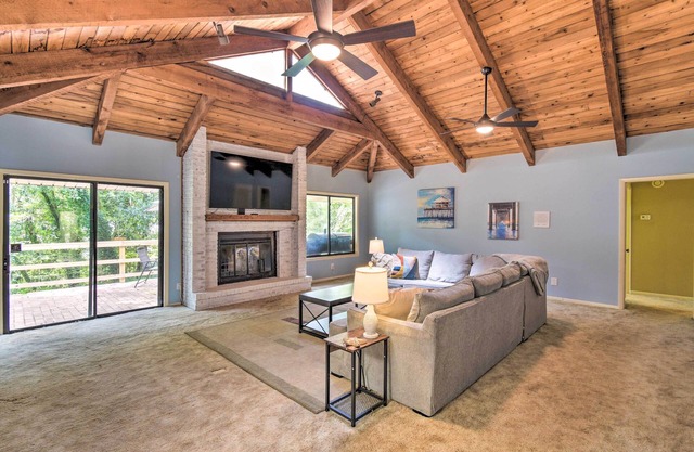 Jacksonville Home on 1 Acre ~ 6 Mi to Beach!