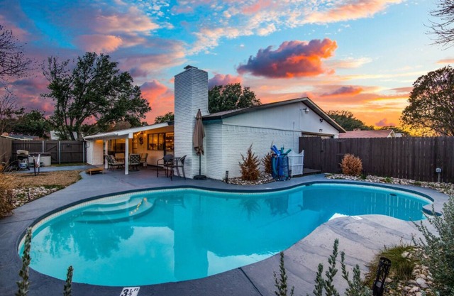 Jacuzzi & Pool House w/Game Room + Fire table near Grandscape