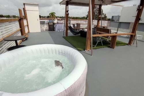 Jacuzzi, Terrace, Balcony, BBQ, Projector for Cine Night, Room Black & White