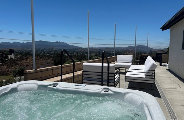 Jacuzzi View Luxury Guest Cottage. Available for Extended Stays at a discount.