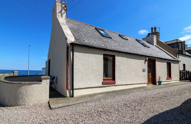 JADE COTTAGE, pet friendly, character holiday cottage in Macduff