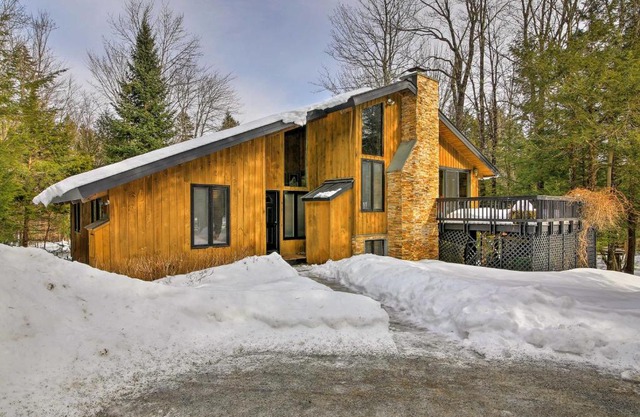 Jamaica Vacation Home with Deck 8 Mi to Skiing!