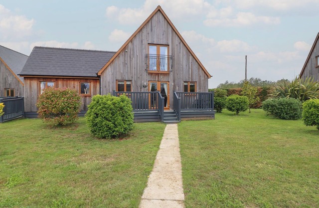 JAMES VILLE MARINA LODGE 9, with hot tub in Brigg
