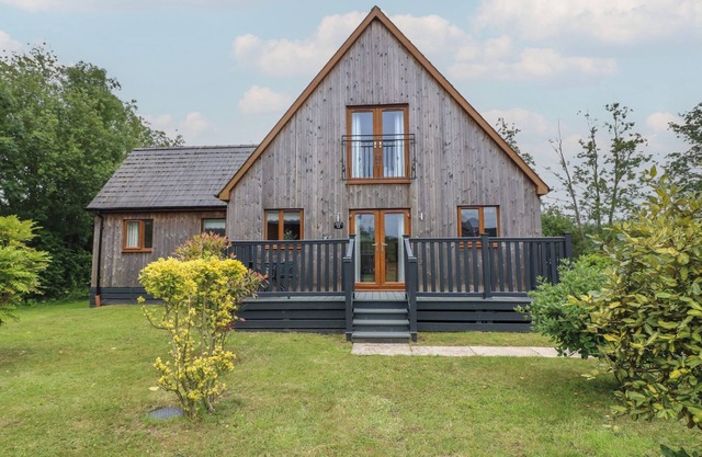 JAMES VILLE MARINA LODGE 13, pet friendly, with hot tub in Brigg