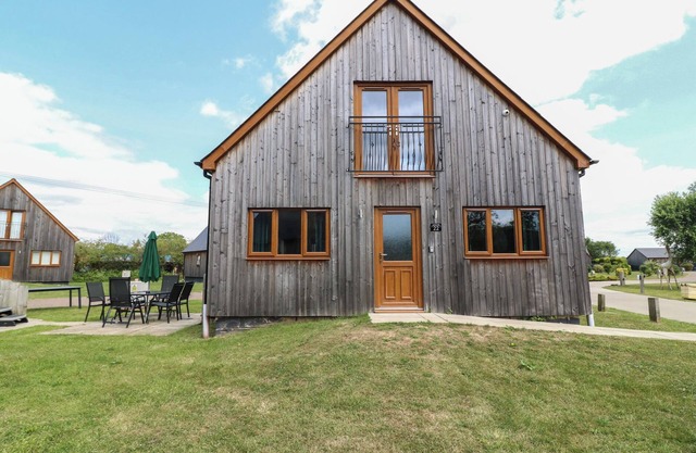 JAMES VILLE MARINA LODGE 22, family friendly, with hot tub in Brigg