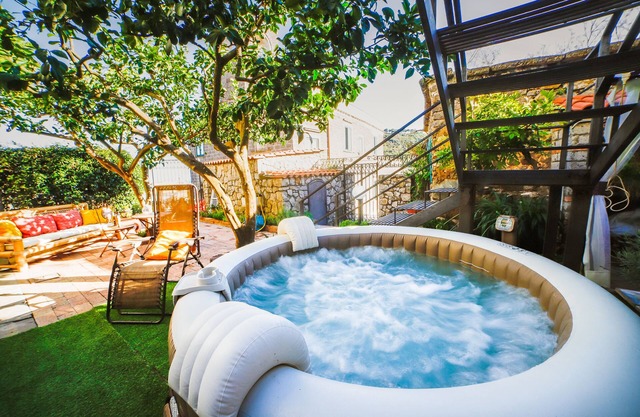 Jamm - Haus mit Whirlpool, Terrasse und Parkplatz