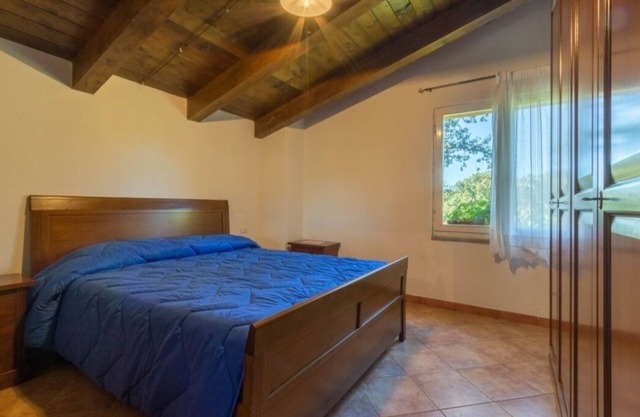 Janas room surrounded by greenery + room with bunk beds