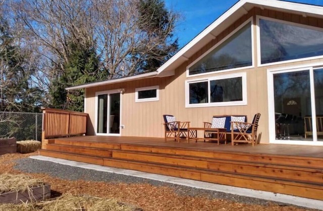 Jane's Creekside Garden 3BR/2BA Home