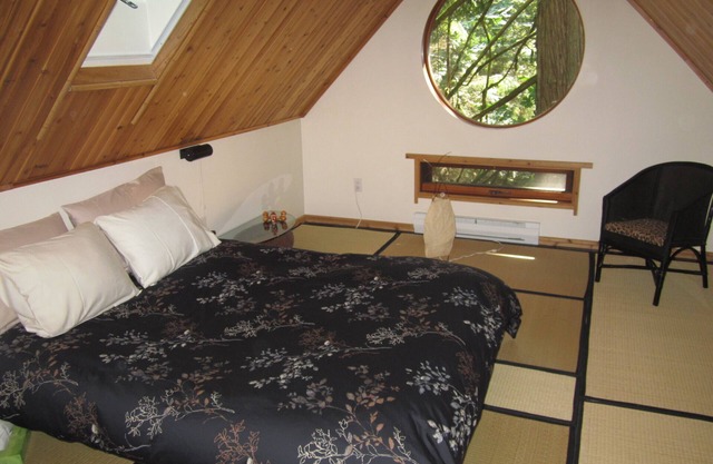 Das Forest House im japanischen Stil befindet sich auf einem 6 Hektar großen Grundstück und bietet Schönheit, Privatsphäre und einen Whirlpool