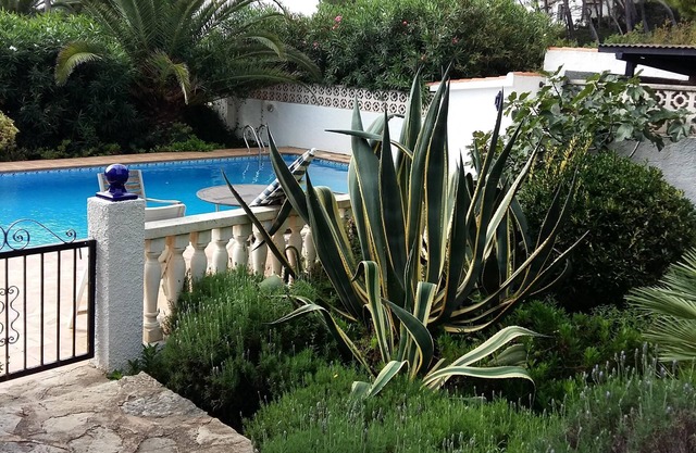 Javea: Pretty 4-bedroom villa with swimming pool and wooded garden with terrace and barbecue