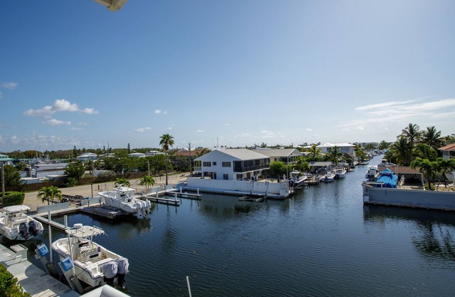 Jaw-dropping Canal View Key Largo Boat Slip, Bay