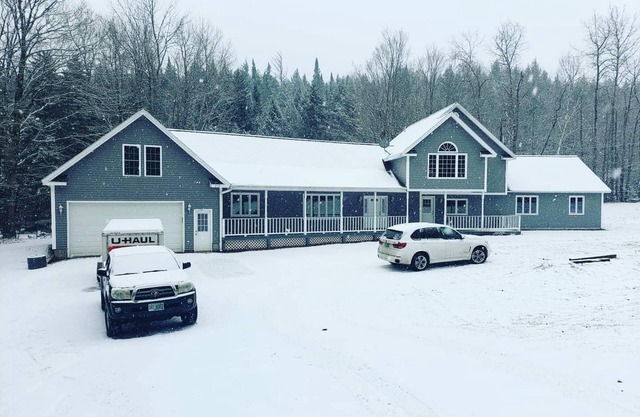 Jay River Front Three Bedroom. 2 miles to Jay Peak