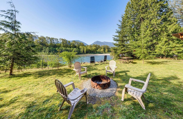 Jay's Salmon Run Retreat Breathtaking Riverfront Views-Hot Tub, Firepit, Pinball