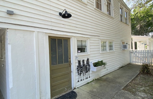 JD’s Zebras - Redesigned Historic School Guesthouse, Old BSL, Steps to Beach