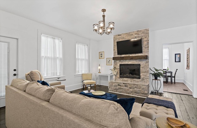 Jefferson Off Main: *4 Beds*King Beds*Walk to Main* 3 Full Bath
