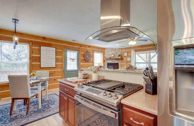 Jemez Springs Cabin w/Deck + Mountain Views!