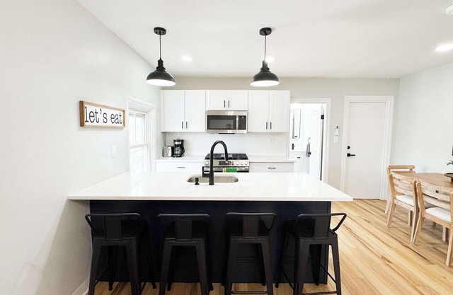 Jennifer's Elegant & Cozy Broadway Retreat
