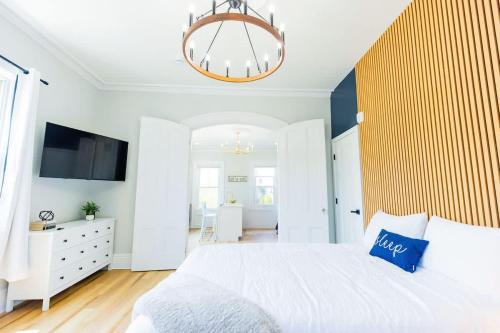 Jennifer's Spa-Like Modern & Chic Broadway Retreat