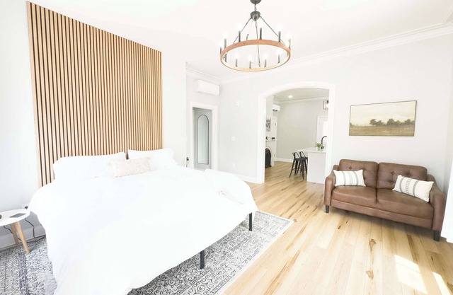 Jennifer's Spa-Like Historic Broadway Getaway