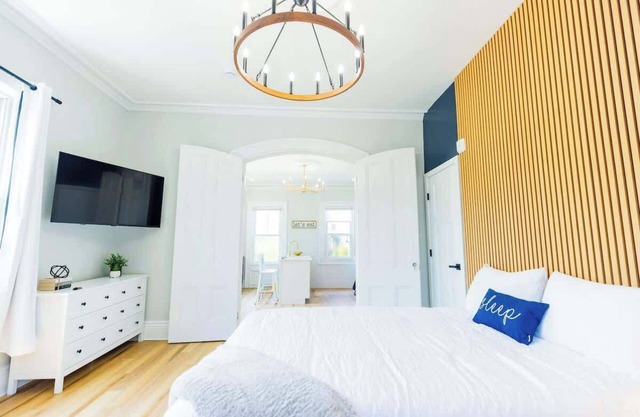 Jennifer's Spa-Like Modern & Chic Broadway Retreat