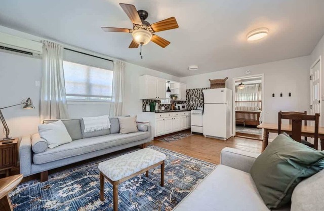 Jesse Cooper Cottage | Sunsets, seclusion, close to downtown!