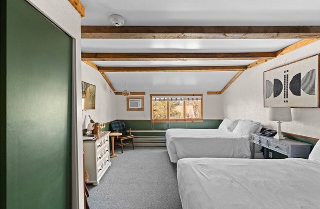 Jessie's Harvest House Room 1 - Cozy chalet in lovely Tannersville with WiFi, AC