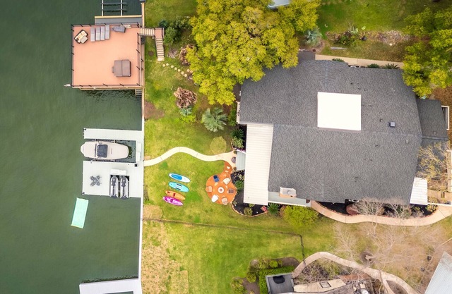 Lakefront, OutdoorProjector, Firepit,Dock,Lily Pad,Kayaks,Paddle boards,Arcade.