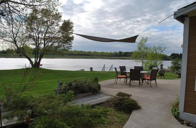 Jigger's - Spacious Beachfront Cottage