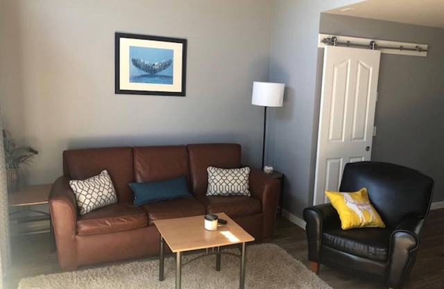 JL 802: 2 Bedroom Condo, walking distance to restaurants!