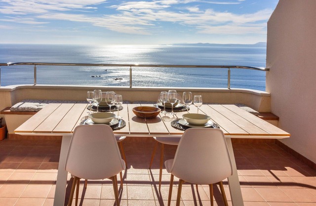 JOAN MARGARIT 2-B -Vista excepcional del Mediterráneo con piscina comunitaria.