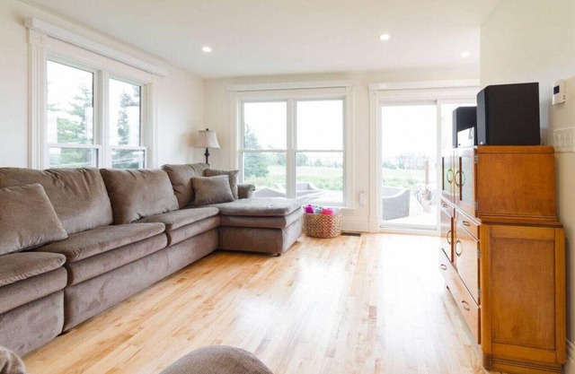 Joanie's Farmhouse · Waterfront with Hot Tub