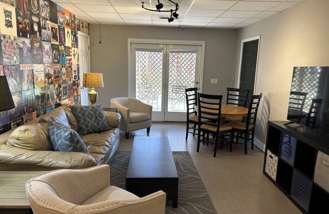 Johns Creek 2-bedroom terrace level apartment with separate entrance and parking