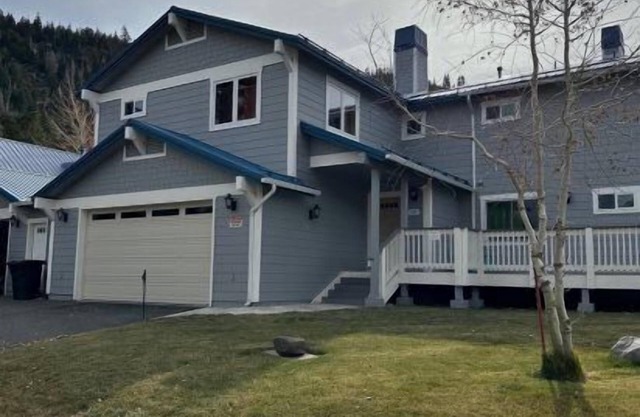 Johnson Suite 2- Walk to both June and Gull Lake, only 2 miles to June Mtn Ski Lift.