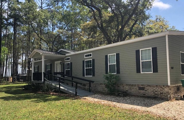 "Johnsons Coastal Retreat" in Shellman Bluff is a large 4 bedroom/ 2 bath home