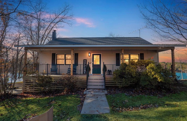 Johnsons Cove - Lakefront retreat with EV Charger. Family and pet friendly