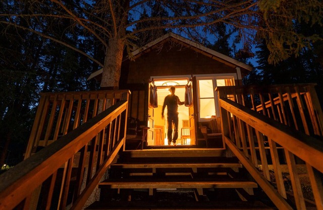Johnston Canyon Lodge and Bungalows